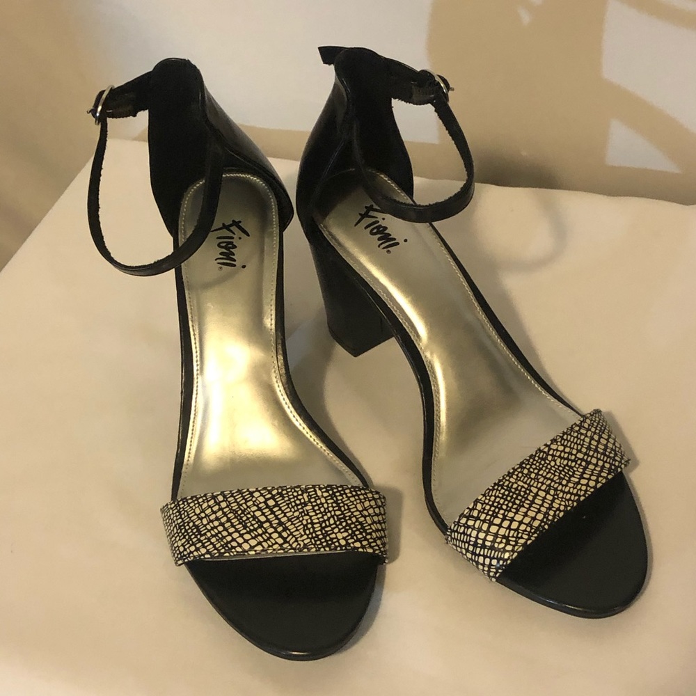 Open toe strappy sandal.